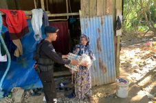 Wujudkan Kepedulian di Hari Jumat, Batalyon C Brimob Kaltim Salurkan Bantuan Kemanusiaan bagi Warga Karang Joang