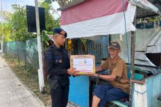 Jum’at Berkah, Brimob Sapa Warga Balikpapan Lewat Aksi Bagi Sembako