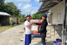 Brimob Polda Kaltim Salurkan Bantuan Sosial Lewat Program Jumat Berkah di Balikpapan