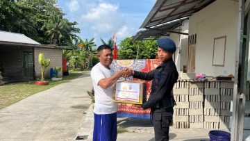 Brimob Polda Kaltim Salurkan Bantuan Sosial Lewat Program Jumat Berkah di Balikpapan