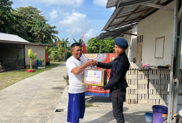 Brimob Polda Kaltim Salurkan Bantuan Sosial Lewat Program Jumat Berkah di Balikpapan