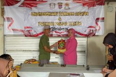 Polwan dan Bhayangkari Ditlantas Polda Kaltim Berbagi, Salurkan 100 Karung Beras kepada Warga Balikpapan Barat