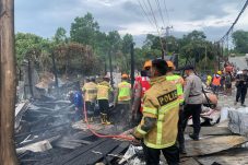 Respon Cepat Tim Respon Bencana Batalyon C Pelopor Brimob Kaltim Padamkan Kebakaran di Kariangau