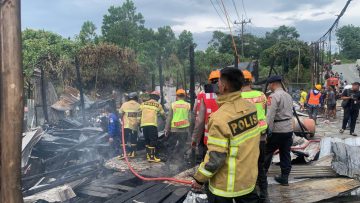 Respon Cepat Tim Respon Bencana Batalyon C Pelopor Brimob Kaltim Padamkan Kebakaran di Kariangau