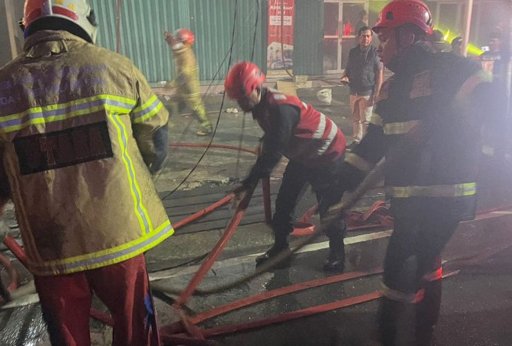 Kebakaran Hebat Landa Permukiman Padat di Karang Rejo, Tiga Rumah Ludes Terbakar