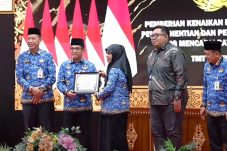 Wali Kota Balikpapan Serahkan SK Pensiun kepada 11 ASN, Apresiasi Dedikasi Pengabdian