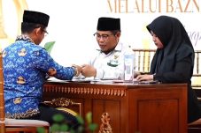 Wali Kota Balikpapan Tunaikan Zakat Fitrah, Ajak Masyarakat Perkuat Kepedulian Sosial