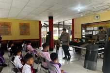 Brimob Kaltim Kenalkan Tugas Kepolisian Lewat Edukasi Humanis untuk Siswa SD di Kutai Barat