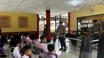 Brimob Kaltim Kenalkan Tugas Kepolisian Lewat Edukasi Humanis untuk Siswa SD di Kutai Barat