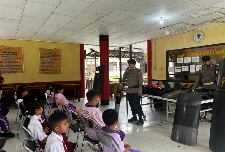 Brimob Kaltim Kenalkan Tugas Kepolisian Lewat Edukasi Humanis untuk Siswa SD di Kutai Barat