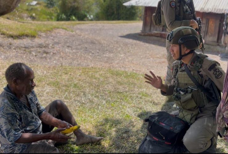 Satgas Damai Cartenz Gelar Patroli dan Pelayanan Kesehatan di Sinak