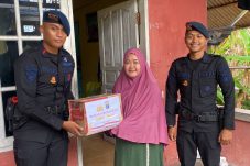 Patroli Humanis Brimob Kaltim, Bagikan Sembako Sambil Jaga Kamtibmas di Balikpapan