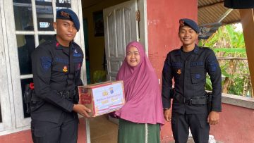 Patroli Humanis Brimob Kaltim, Bagikan Sembako Sambil Jaga Kamtibmas di Balikpapan