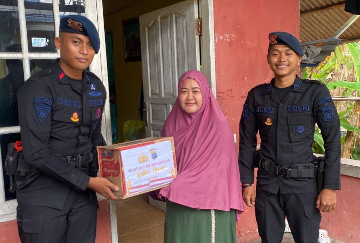 Patroli Humanis Brimob Kaltim, Bagikan Sembako Sambil Jaga Kamtibmas di Balikpapan