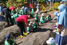 Brimob Kaltim Kenalkan Ketahanan Pangan ke Anak Usia Dini Lewat Edukasi Lapangan