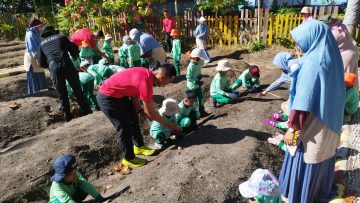 Brimob Kaltim Kenalkan Ketahanan Pangan ke Anak Usia Dini Lewat Edukasi Lapangan