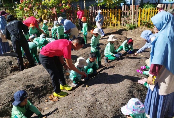 Brimob Kaltim Kenalkan Ketahanan Pangan ke Anak Usia Dini Lewat Edukasi Lapangan