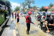Banjir MT. Haryono Balikpapan, Brimob Atur Lalu Lintas Hingga Bersihkan Drainase