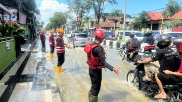 Banjir MT. Haryono Balikpapan, Brimob Atur Lalu Lintas Hingga Bersihkan Drainase