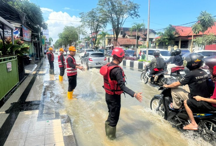 Banjir MT. Haryono Balikpapan, Brimob Atur Lalu Lintas Hingga Bersihkan Drainase