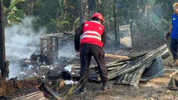 Brimob Gerak Cepat Padamkan Kebakaran Pemukian di Sepinggan Balikpapan