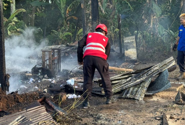 Brimob Gerak Cepat Padamkan Kebakaran Pemukian di Sepinggan Balikpapan