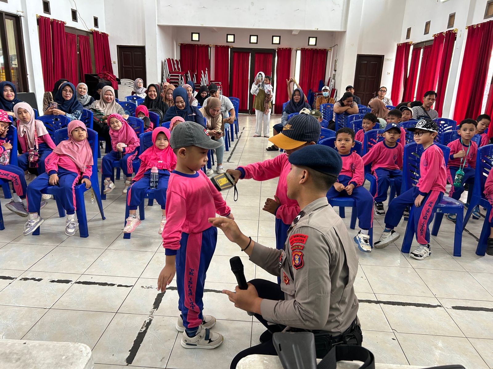 Brimob Polda Kaltim Kenalkan Disiplin dan Nasionalisme kepada Anak TK Lewat Kunjungan Edukasi