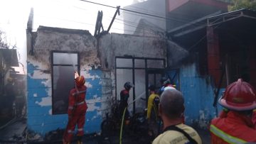 Respons Cepat Brimob Padamkan Kebakaran di Samarinda, Rumah Warga Hangus