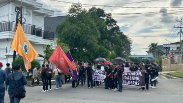 Brimob Kawal Aksi Mahasiswa di Samarinda, Situasi Tetap Kondusif Meski Sempat Bakar Ban