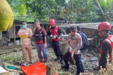 Penemuan Mayat Pria di Balikpapan, Brimob dan Inafis Lakukan Evakuasi