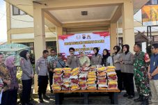 Polwan Polda Kaltim dan Bhayangkari Berbagi, 125 Karung Beras Disalurkan untuk Warga Lamaru