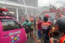 Kebakaran Dealer di Samarinda, Brimob Gerak Cepat Cegah Api Meluas