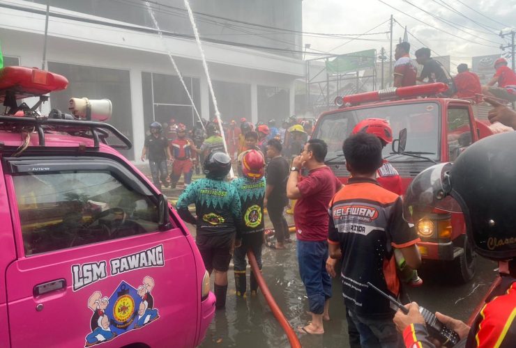 Kebakaran Dealer di Samarinda, Brimob Gerak Cepat Cegah Api Meluas