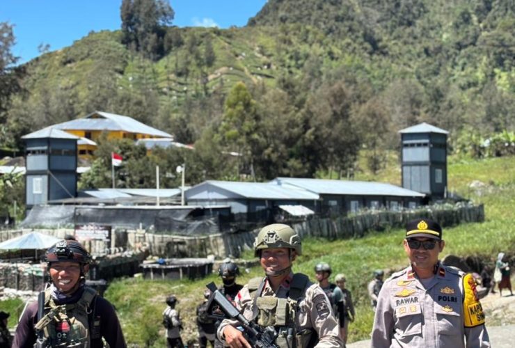 Patroli di Sinak, Ops Damai Cartenz Perkuat Kedekatan dan Rasa Aman Warga