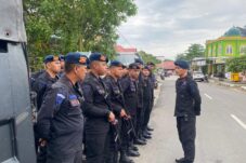 Kawal Sidang Vonis Kasus Muara Komam, Brimob Paser Pastikan PN Tanah Grogot Kondusif