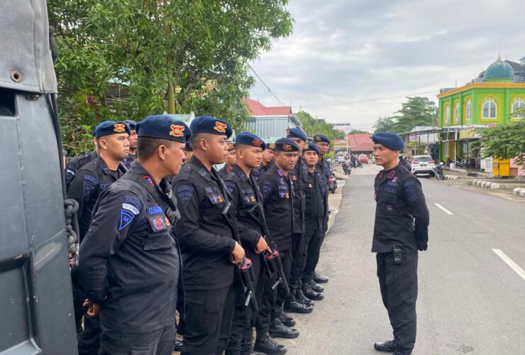 Kawal Sidang Vonis Kasus Muara Komam, Brimob Paser Pastikan PN Tanah Grogot Kondusif