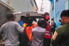 Penemuan Mayat Pria di Kel. Mekar Sari Balikpapan, Brimob Evakuasi Jenazah