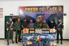 Satgas Pamtas RI–Malaysia Gagalkan Penyelundupan Miras Ilegal di Sebatik, Ratusan Botol Diamankan