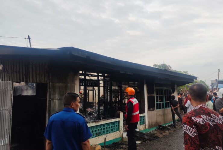 Brimob Berau Bantu Padamkan Kebakaran Rumah di Karang Ambon