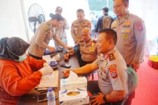 Polda Kaltim Gelar Bakti Sosial dan Kesehatan di Pesisir Balikpapan Sambut May Day 2026