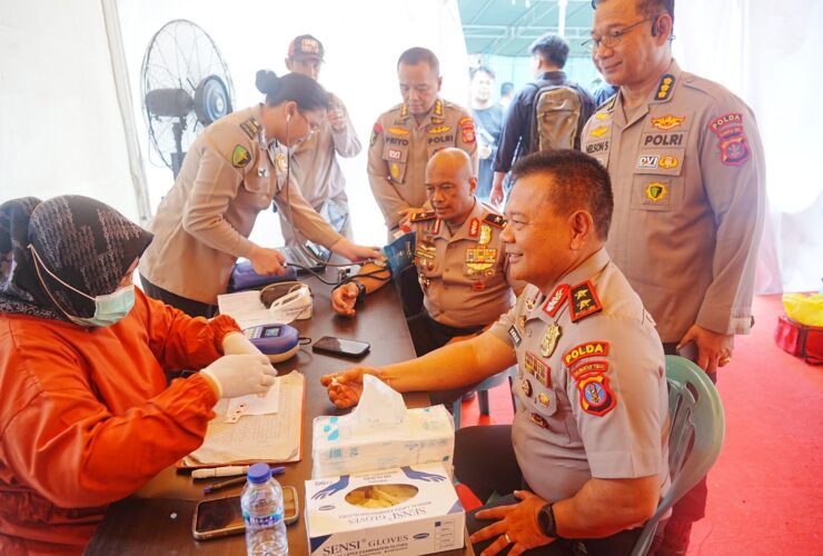 Polda Kaltim Gelar Bakti Sosial dan Kesehatan di Pesisir Balikpapan Sambut May Day 2026