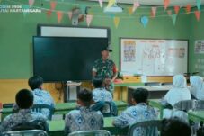Babinsa Koramil Sebulu Tanamkan Nilai Kebangsaan kepada Siswa SMPN 1 Sebulu