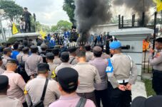 Jaga Stabilitas Kamtibmas, Brimob Kaltim Kawal Penyampaian Aspirasi di Kantor Gubernur Hingga Malam