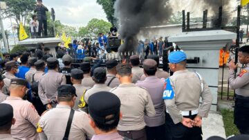 Jaga Stabilitas Kamtibmas, Brimob Kaltim Kawal Penyampaian Aspirasi di Kantor Gubernur Hingga Malam