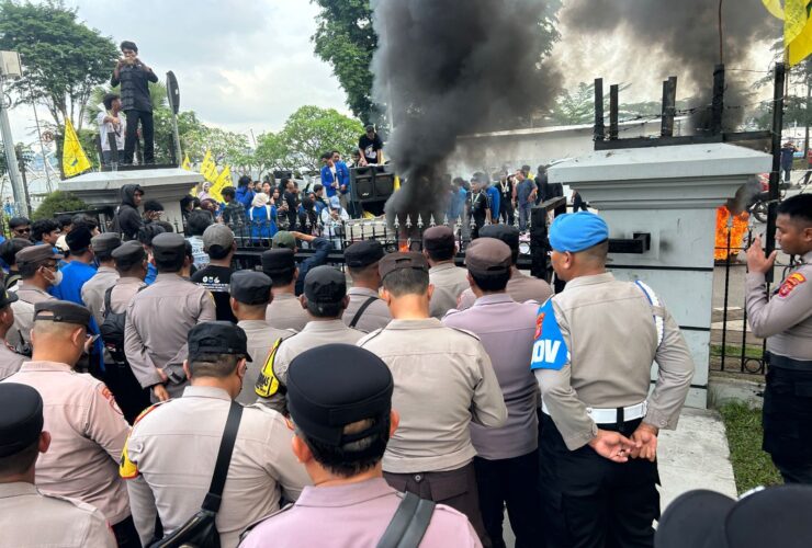 Jaga Stabilitas Kamtibmas, Brimob Kaltim Kawal Penyampaian Aspirasi di Kantor Gubernur Hingga Malam