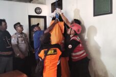 Tim Respons Bencana Brimob Polda Kaltim Bantu Evakuasi Korban Gantung Diri di Balikpapan