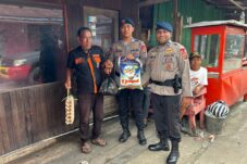 Brimob Berbagi: Batalyon B Pelopor Salurkan Bantuan Kemanusiaan untuk Lansia di Samarinda Seberang