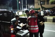 Respons Cepat Brimob Polda Kaltim Evakuasi Korban Kecelakaan Tunggal di Balikpapan