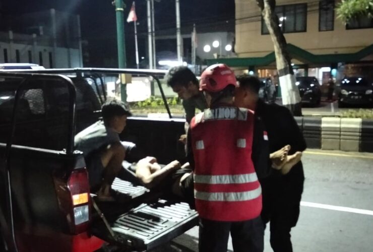 Respons Cepat Brimob Polda Kaltim Evakuasi Korban Kecelakaan Tunggal di Balikpapan