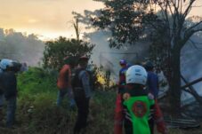 Brimob Polda Kaltim Gerak Cepat Tangani Kebakaran Rumah di Samarinda